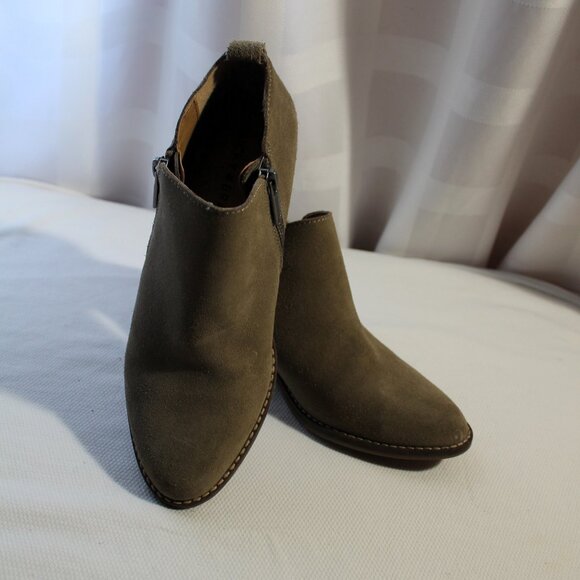 Lucky Brand Taupe Suede Ankle Boots / Booties, 1.75" Stacked Heel, 6M - Picture 3 of 10